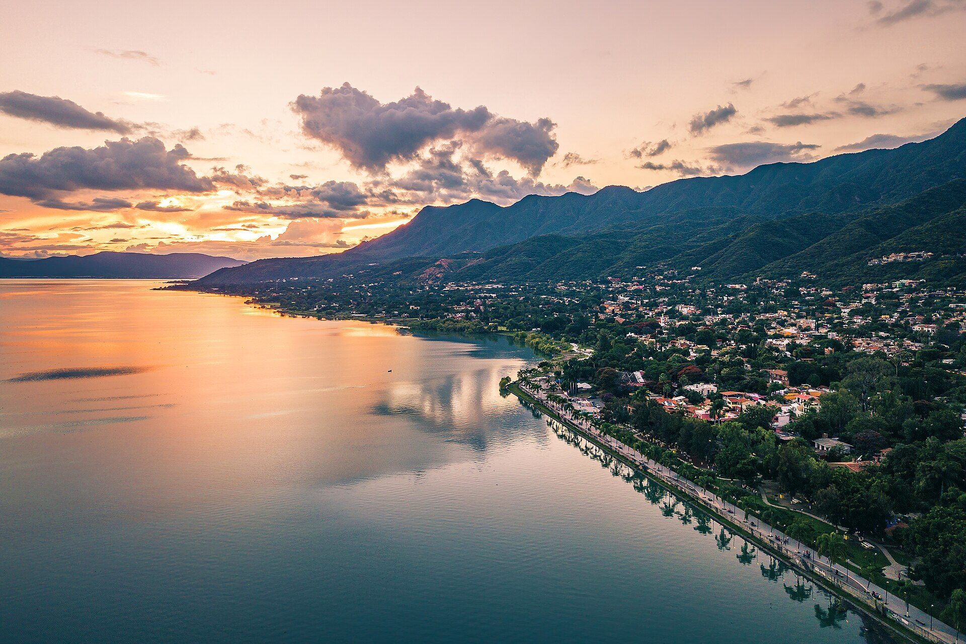 Vista aérea de Ajijic y el lago de Chapala al atardecer