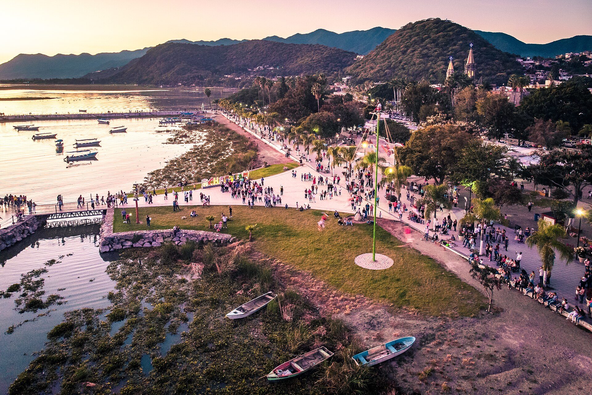 Malecón de Chapala al atardecer